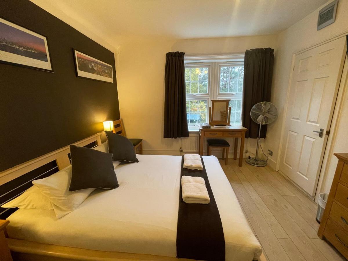 Oakhurst Gatwick B&B Crawley  Exterior foto